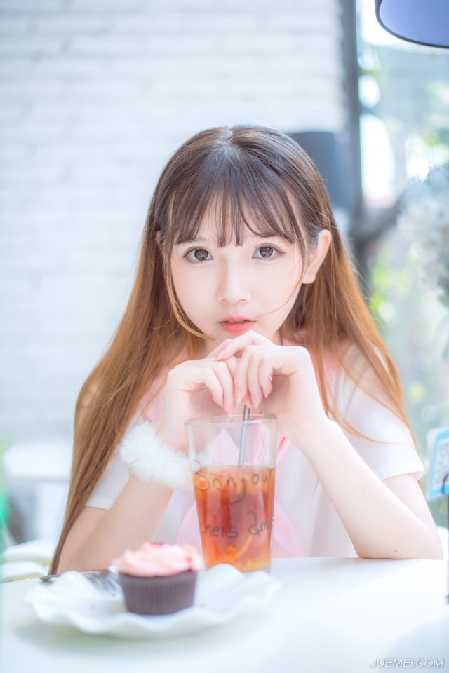 这个世界真是乱了套：说真话的人卑琐的像个小人，而说假话的人一本正经的像个君子。